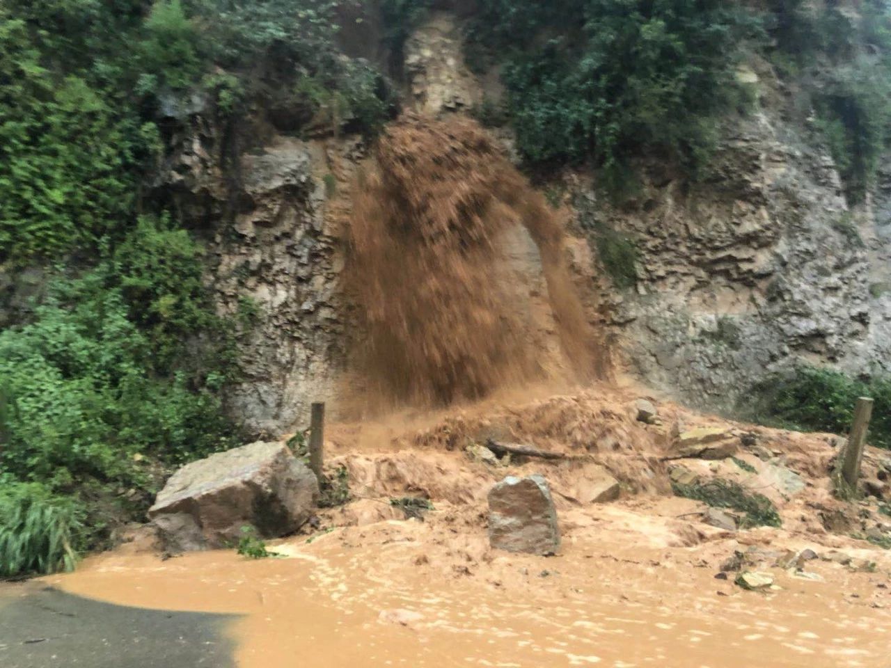 近日,玉溪持续降雨,引发泥石流,塌方…出行需小心!