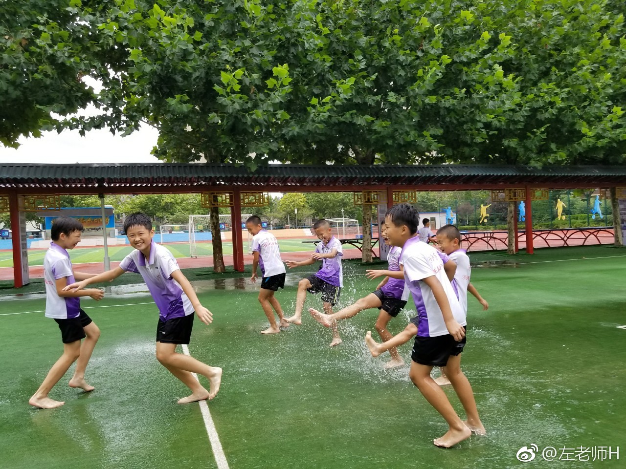 童年的欢乐就是那么简单是赤脚奔跑在雨后操场上的那份无拘无束是