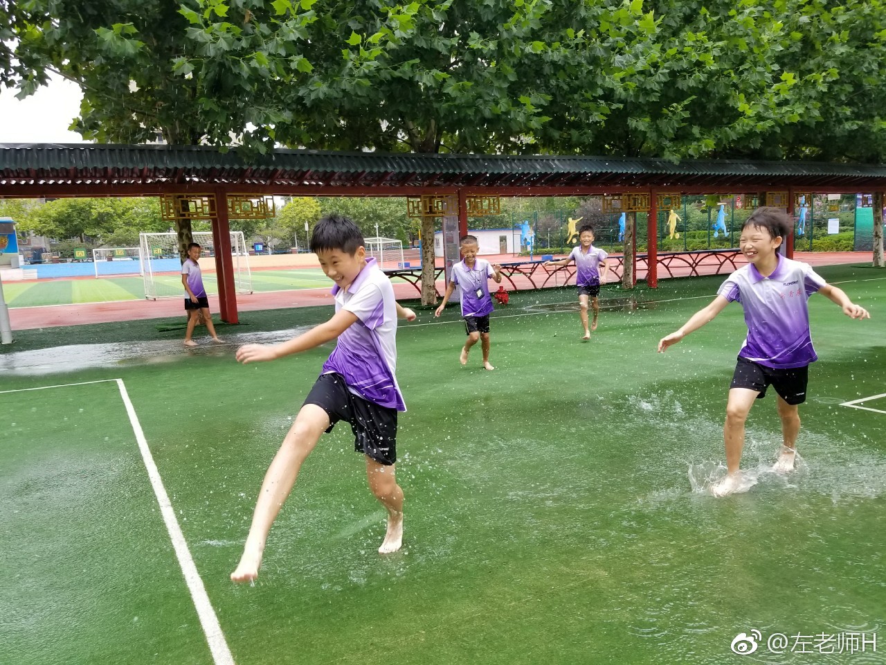 童年的欢乐就是那么简单是赤脚奔跑在雨后操场上的那份无拘无束是