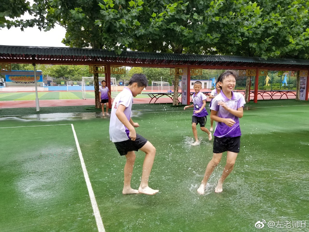 童年的欢乐就是那么简单是赤脚奔跑在雨后操场上的那份无拘无束是