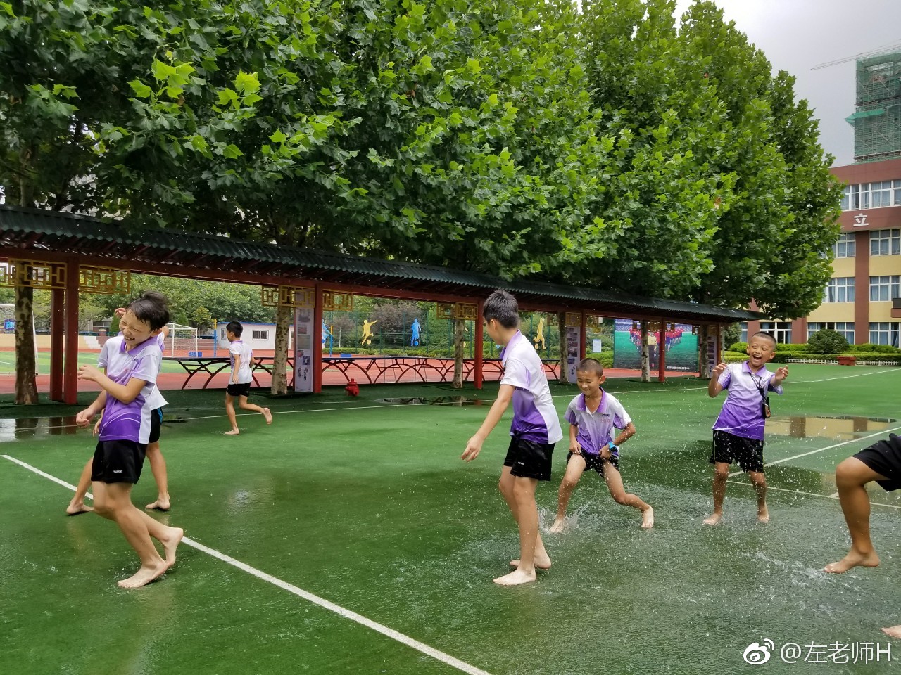 童年的欢乐就是那么简单  是赤脚奔跑在雨后操场上的那份无拘无束  是