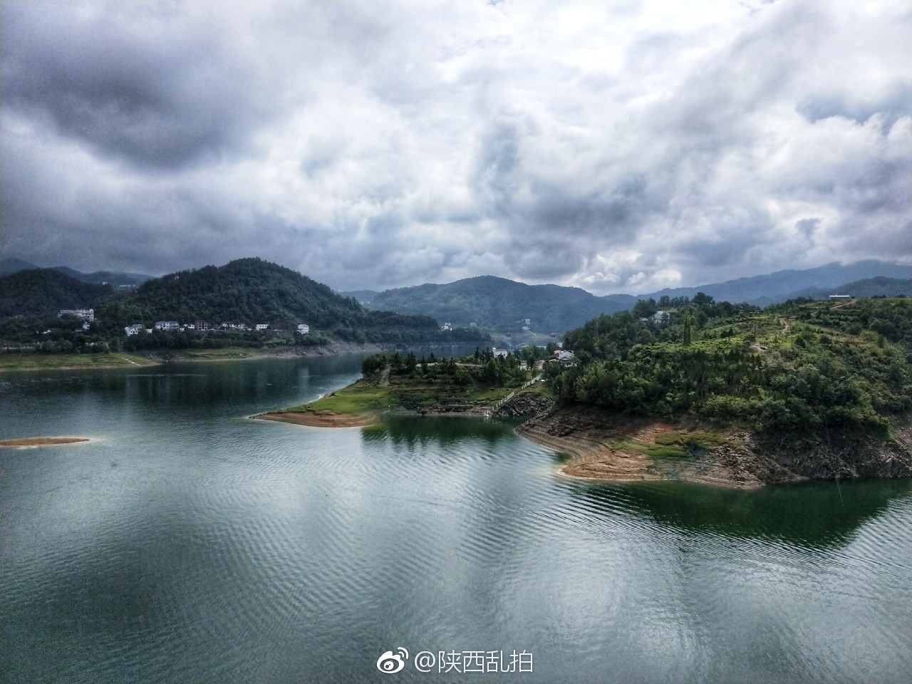 瀛湖,衔秦巴,吞汉江,浩渺烟波,混无际涯.它不仅广阔,而且秀丽