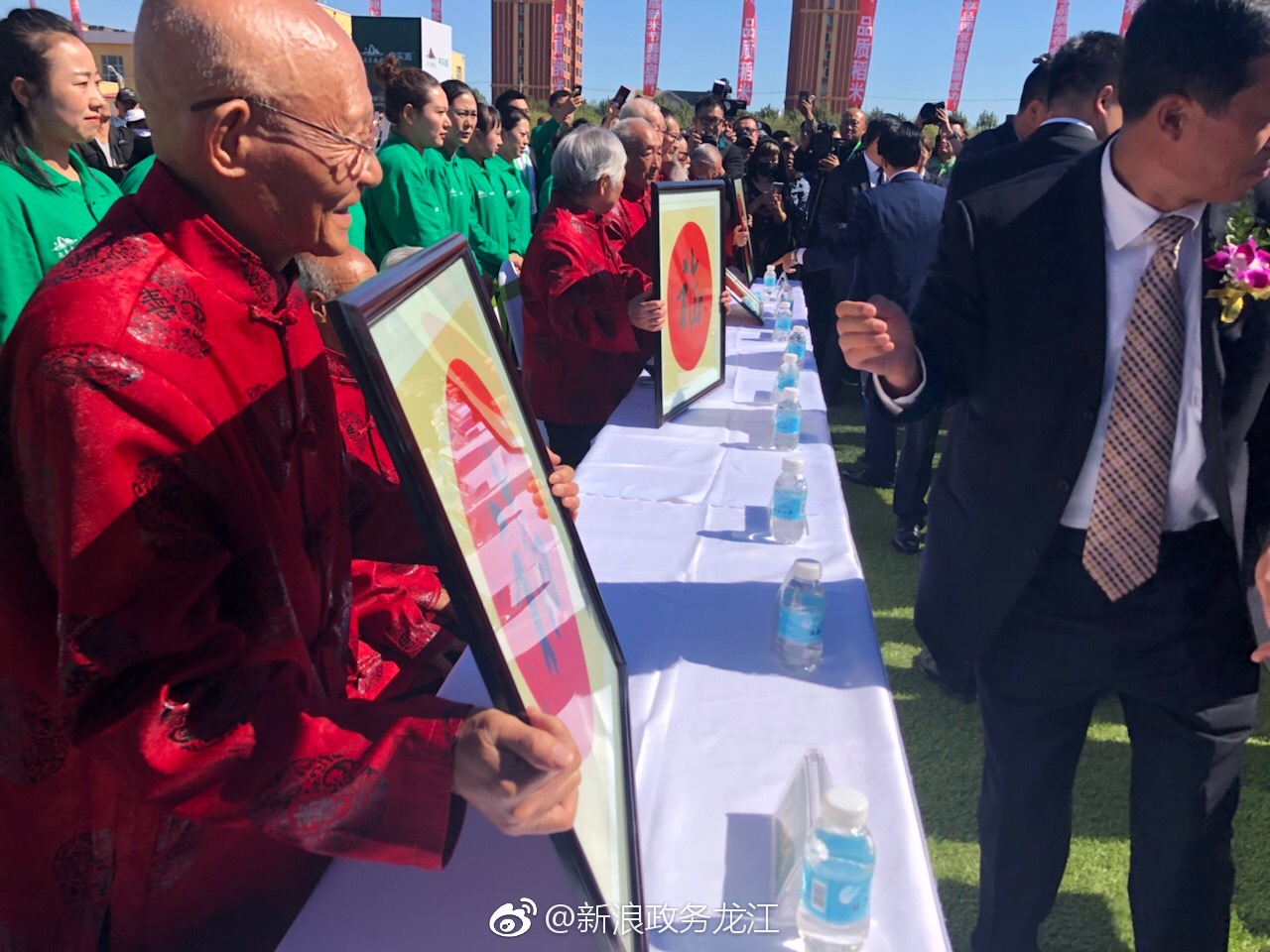 延寿县委书记刘金成,县委副书记代县长张洪岐为前排就坐的老寿星送福