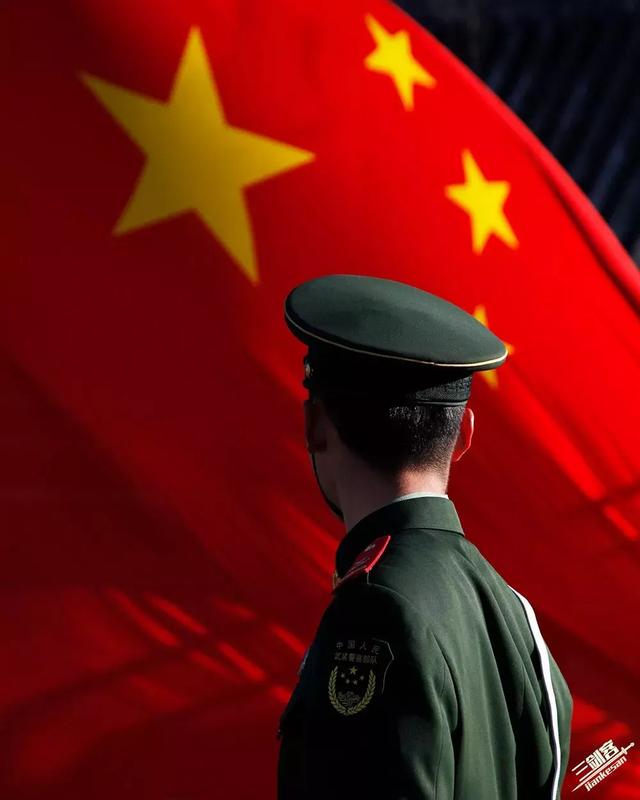 武警国旗护卫队战士们已经在天安门广场上飘扬了68载春秋五星红旗也