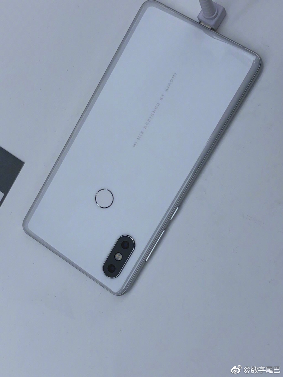 先来看看小米mix2s的陶瓷白版本吧