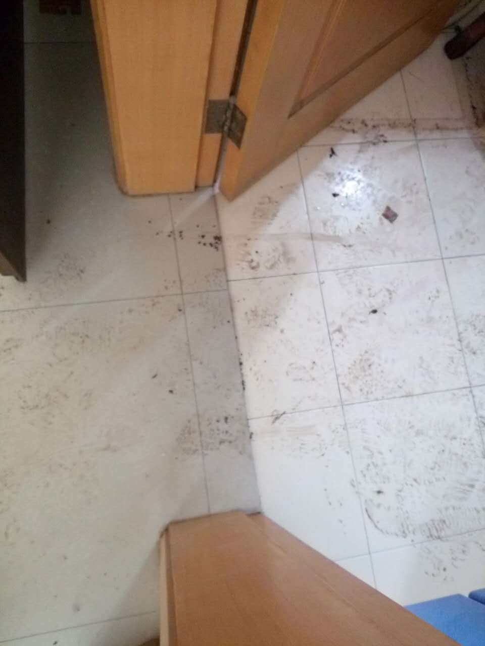 =下图中,一进门就发现原装修在设计和施工上有好多不合理的地方