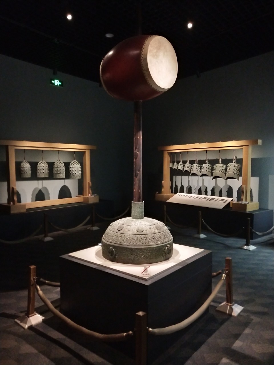  戎生编钟> 蟠螭纹鼓座>保利艺术博物馆藏中国古代讲究"钟鼓之乐