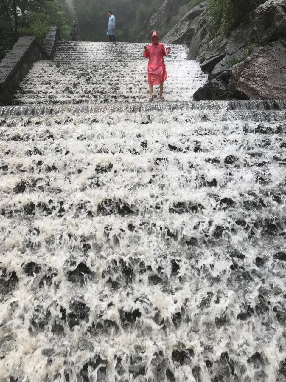 天降暴雨泰山景区台阶变"瀑布" 不少游客逆流而上