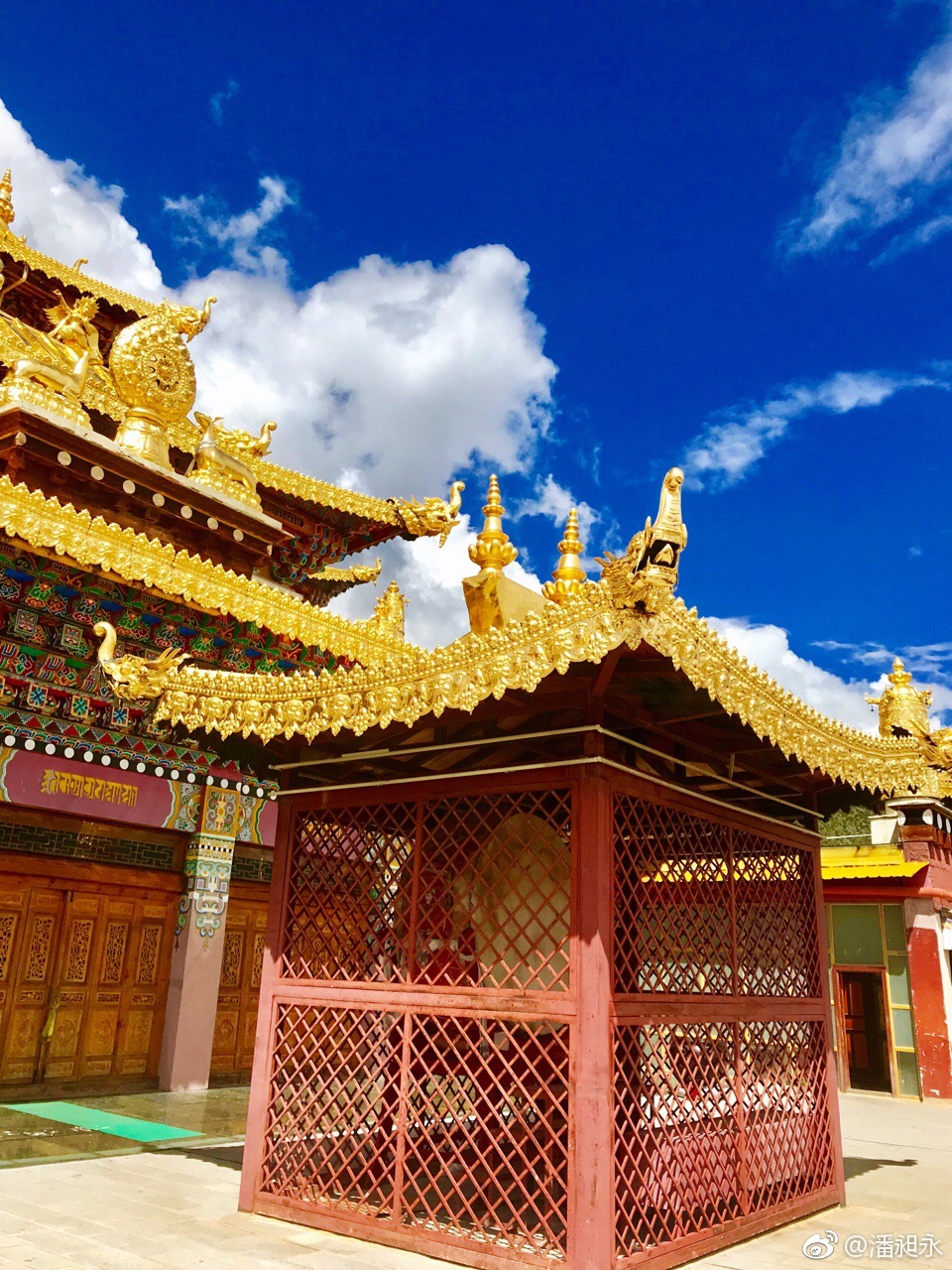 下午来到了松赞林卡酒店参观,顺便去逛了一圈噶丹松赞林寺,蓝天