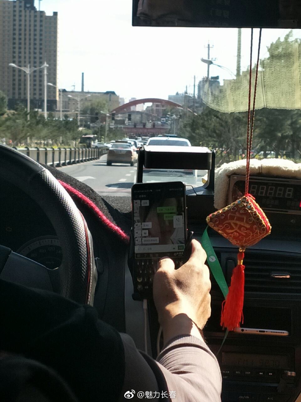 网友爆料:在凯旋路打车到二道,出租车司机一直在开视频和微信聊天.
