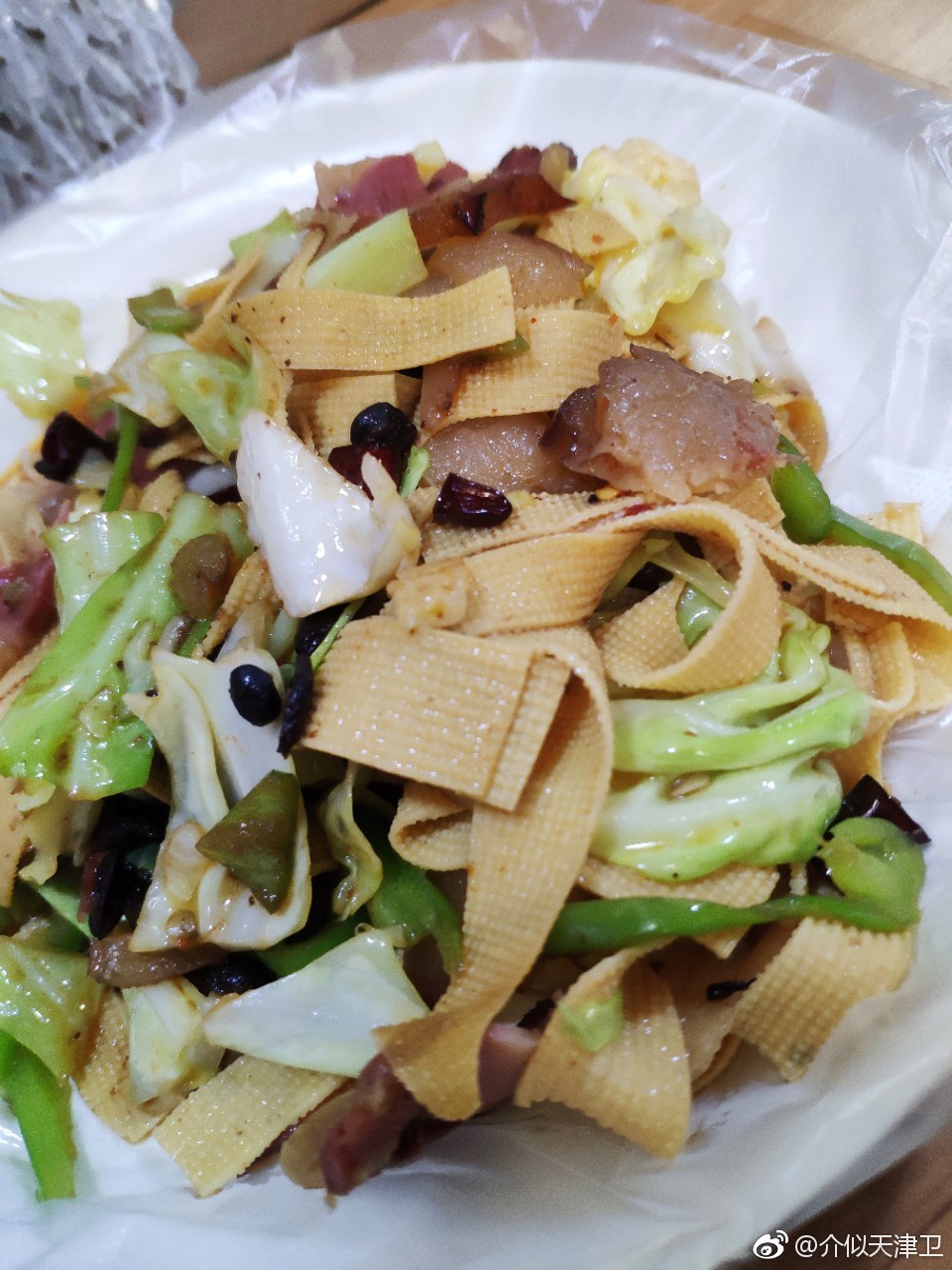 南开大学西南村市场里,点了一份炒腊肉盖饭,干饭不够可以再添