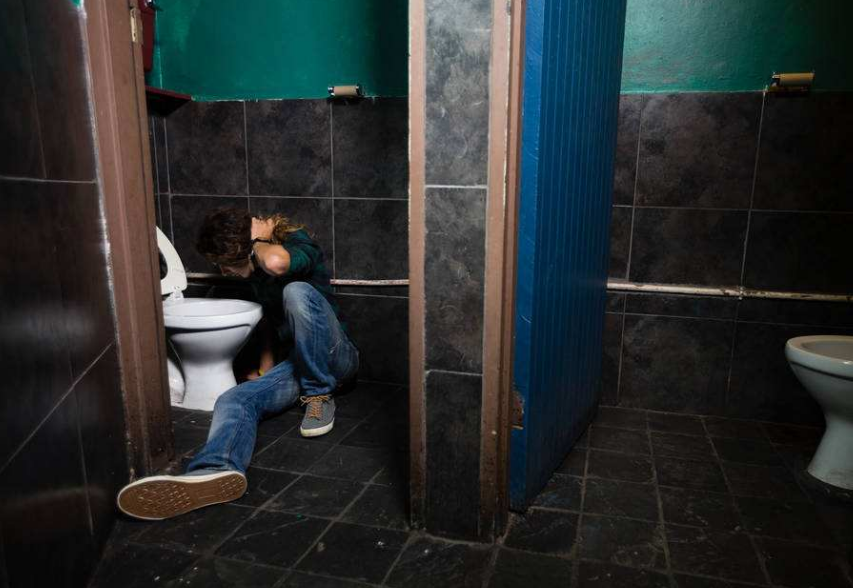 男子酒吧买醉,将一身材高大的"美女"拖进男厕,事后称:亏大了