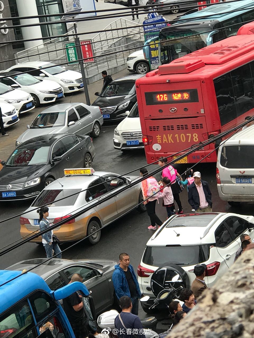 网友:宽城区实验小学附近 现在正赶上小学放学 学校门口堵车