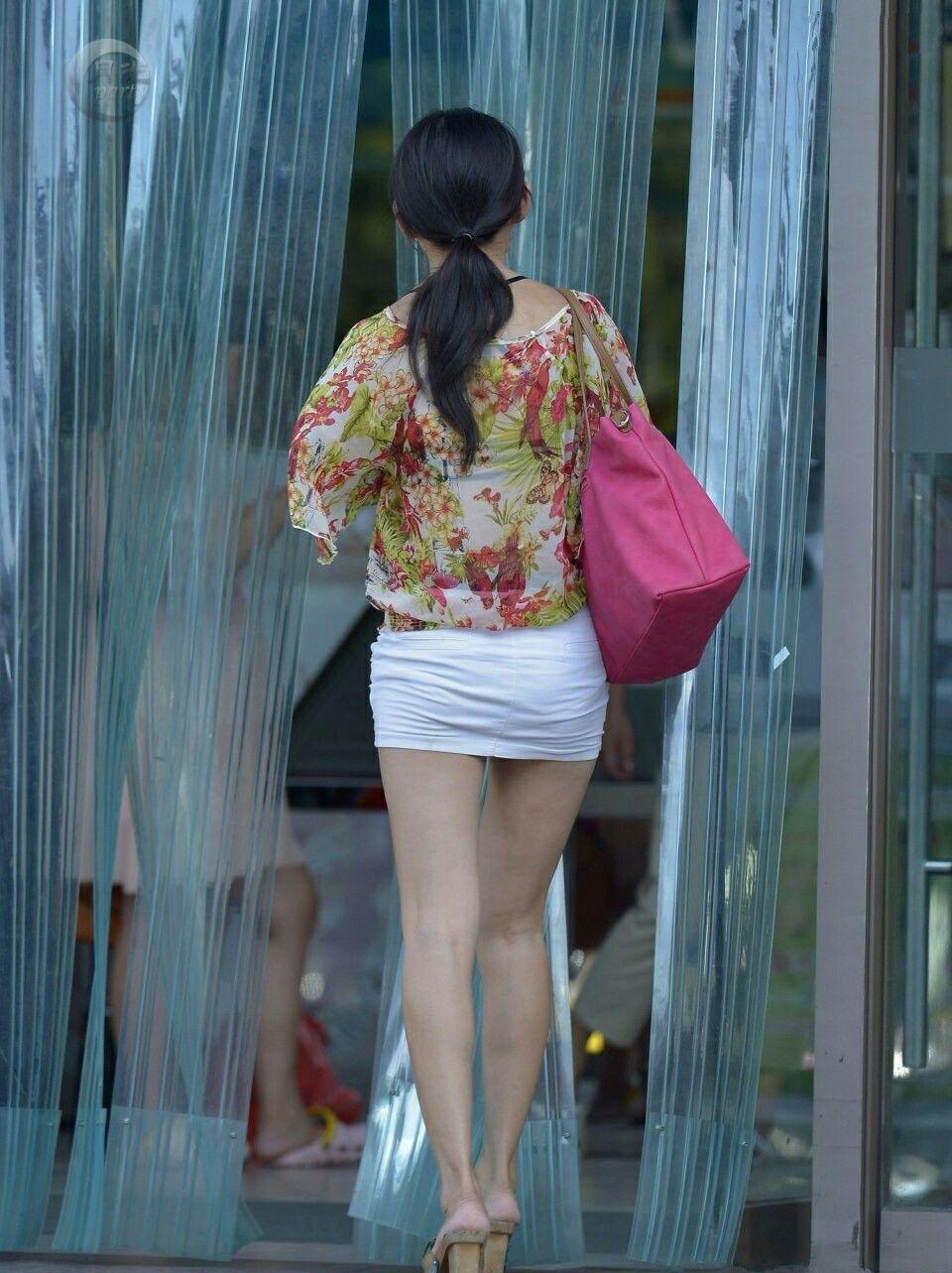 路人街拍 短裙包臀的花衣服小姐姐, 裙子太短很给力和没穿差不多