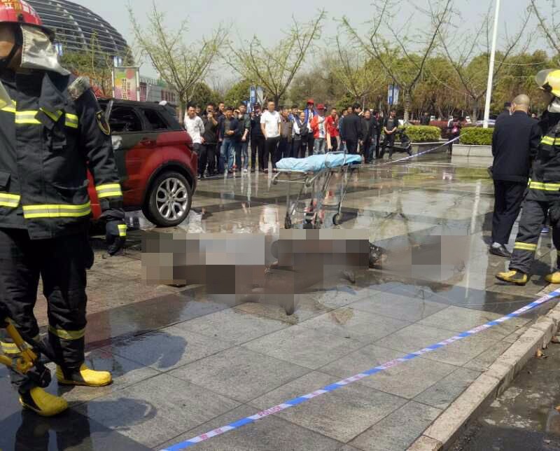 路虎轿车起火一男一女死亡 疑似因感情纠葛引发