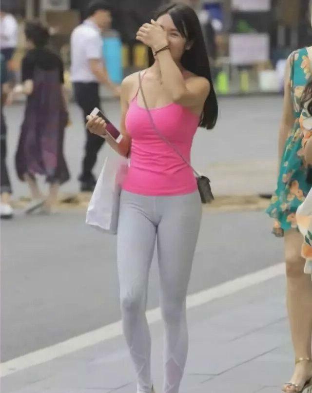 身形凹凸的打底裤美女,成为街头一道亮丽的风景线!