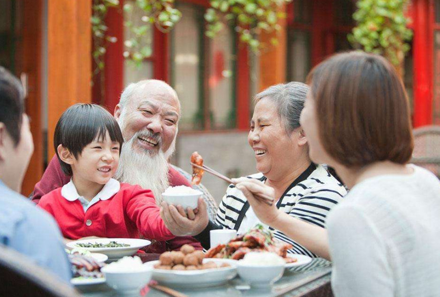 为什么中国人吃饭喜欢端着碗？原因很现实，这点韩国人就做不到了|吃饭|韩国人|筷子_新浪新闻