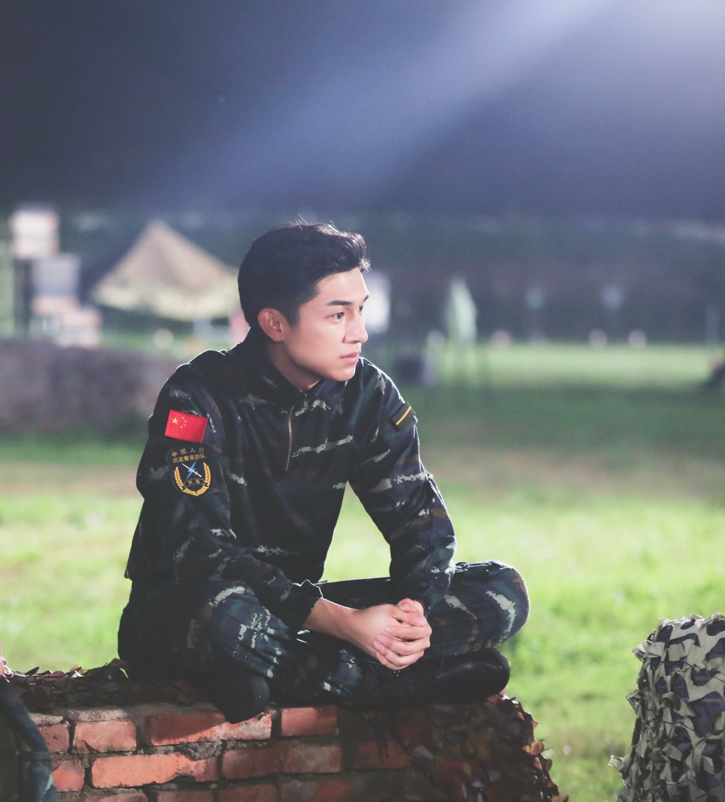 杨旭文迷彩军装照片曝光飒爽英姿彰显爱国情