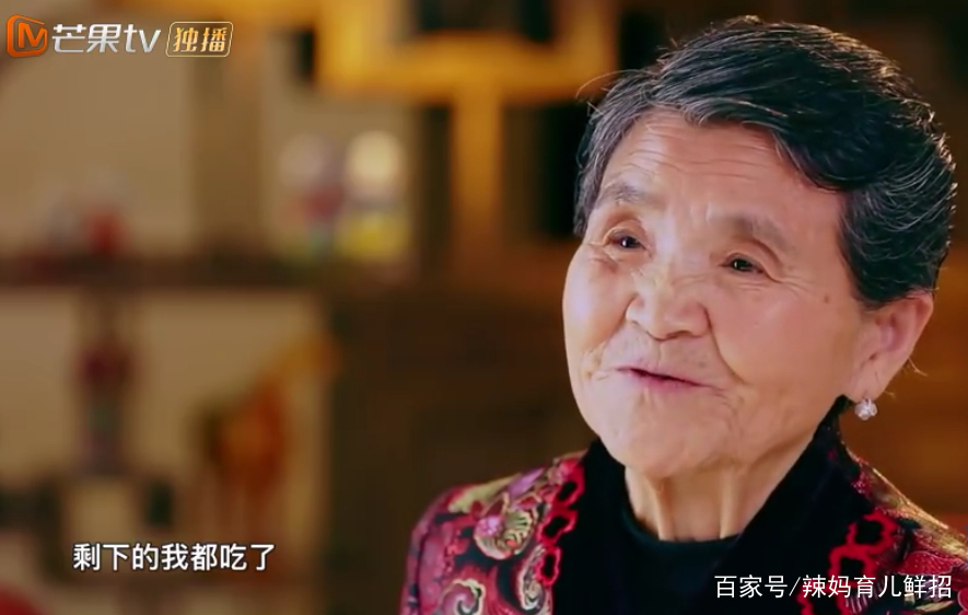 安迪吃剩的食物,奶奶吃的很开心!她的行为让年轻人"自愧不如"