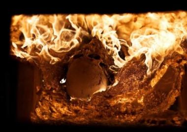 男子心脏衰竭死亡,火化后,亲人在骨灰中看见一个奇怪的东西!