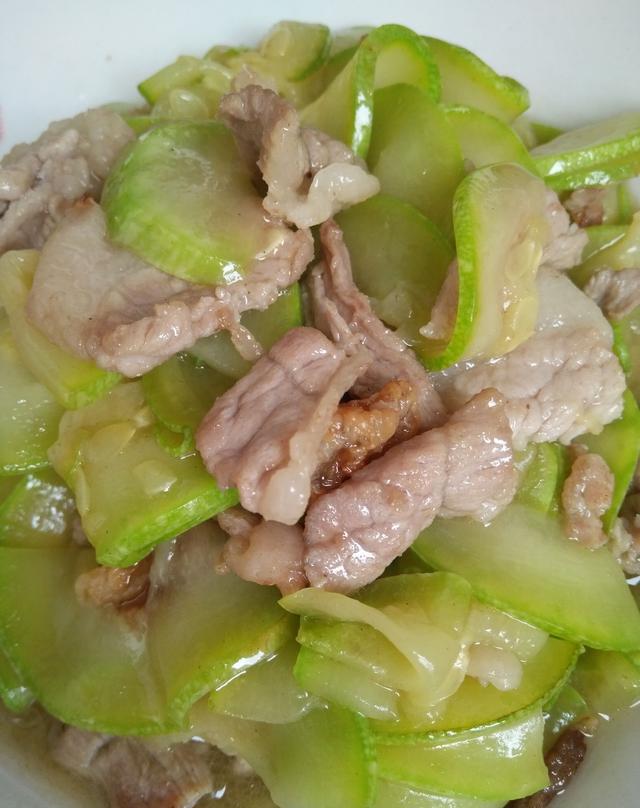 西葫芦炒肉,简单快手好吃又营养