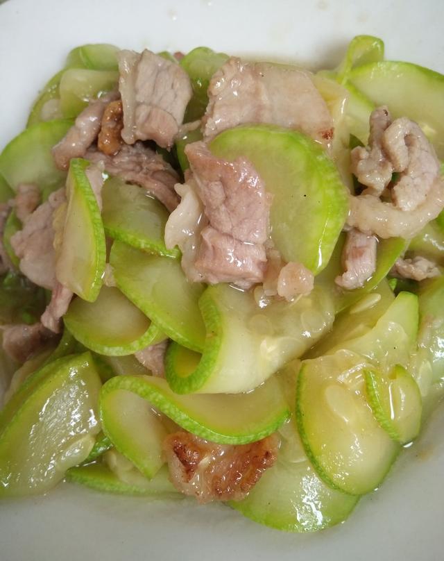西葫芦炒肉,简单快手好吃又营养
