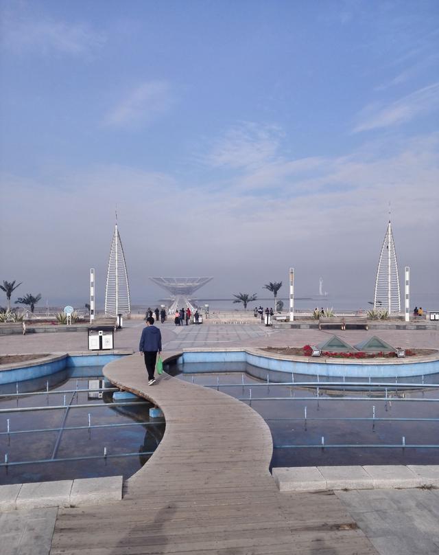 登上鲅鱼圈观景台看大海近距离看海中鲅鱼公主塑像