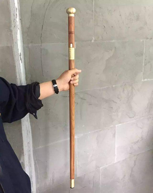 安全就发明了一种轻便,伪装性强的武器,名为"二人夺"的手杖剑诞生了