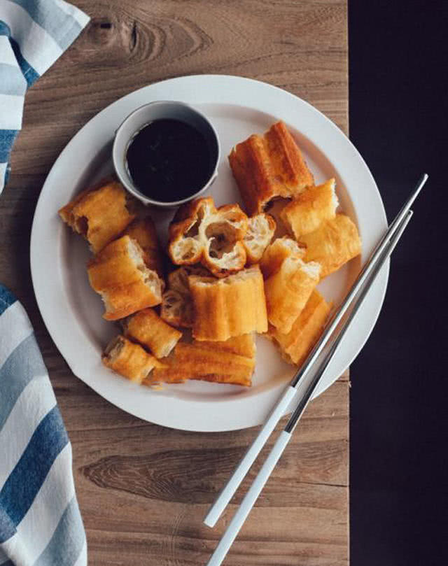 "油条蘸酱油"这个异类吃法,难道只有杭州人会这么吃吗?