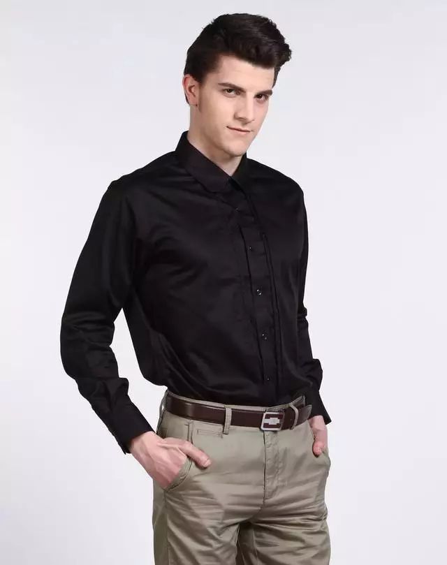 3,时尚黑色衬衫中性柔和的色调最好,尽量不要穿着鲜艳色系的裤款.