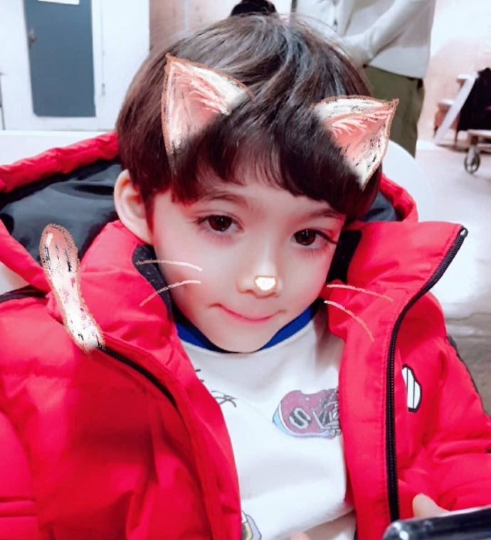 范丞丞变实习爸爸,"新儿子"是混血萌娃,浓眉大眼颜值很高!