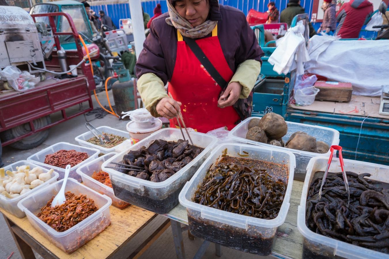 逛冬天早市尝遍稀罕美食,酱牛肉38元老咸菜6元,看看还有啥