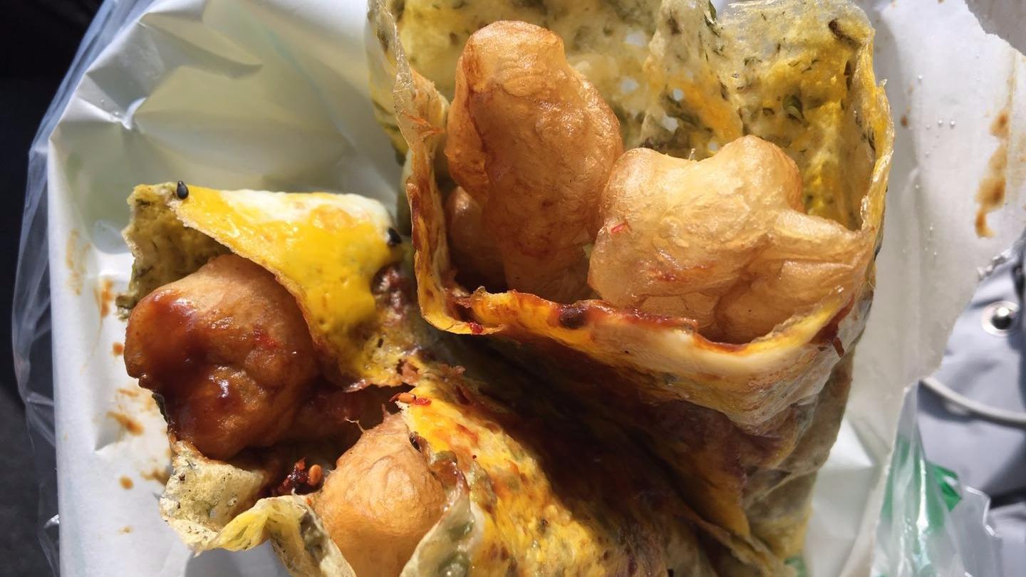 实拍街头一绝煎饼果子,天津景区卖10元一套,生意火爆