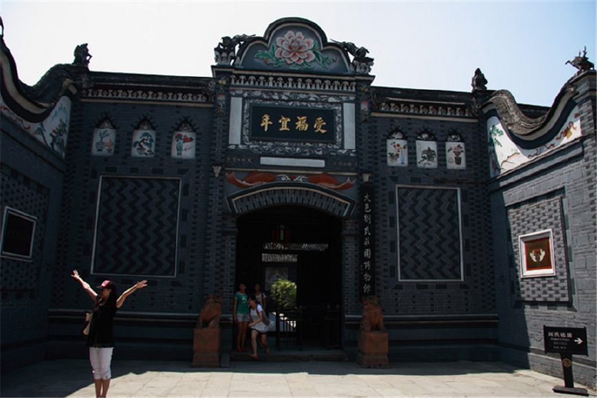 她14岁的时候为地主生孩子,却不料被抛弃,随后不知所踪!