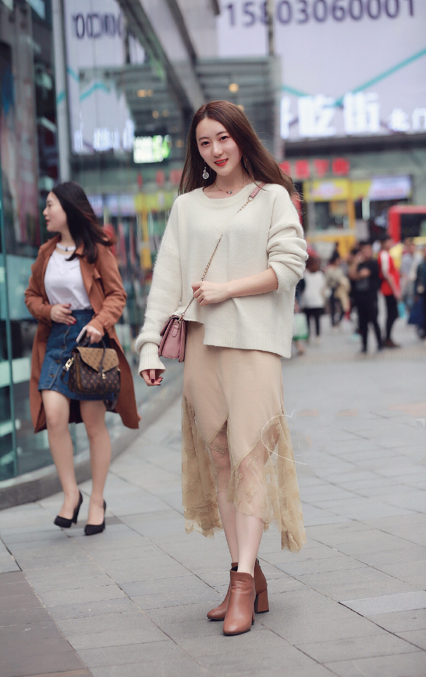 街拍:美女撑一把遮阳伞,秒变潮女,让人佩服