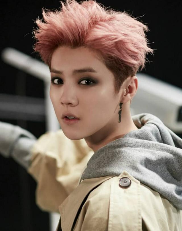 吴秀波留胡须是为了增加魅力,鹿晗也来跟风,关晓彤:判若两人!