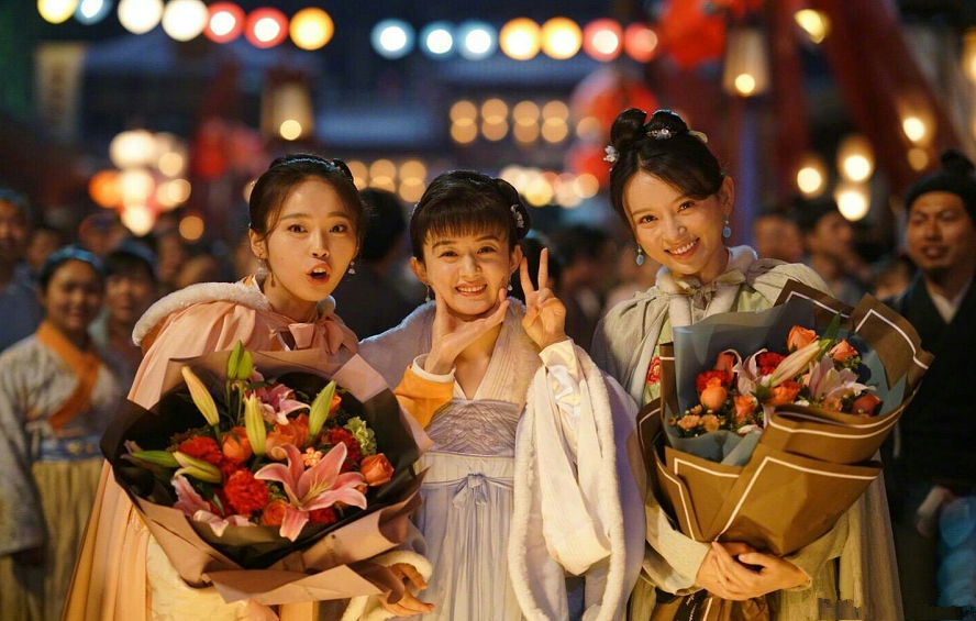 知否杀青赵丽颖和大家合影卖萌网友颖宝是吃可爱多长大