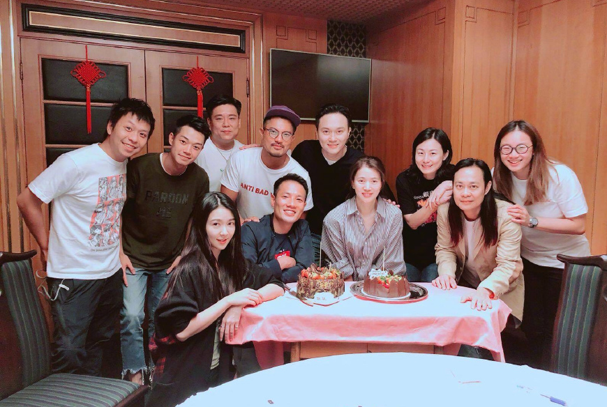 47岁袁咏仪素颜庆生依然美丽,和张智霖合影甜