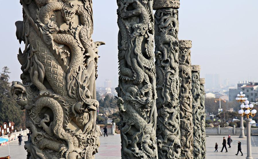泰山天外村广场12根龙柱 寓意12位皇帝登峰祭祀