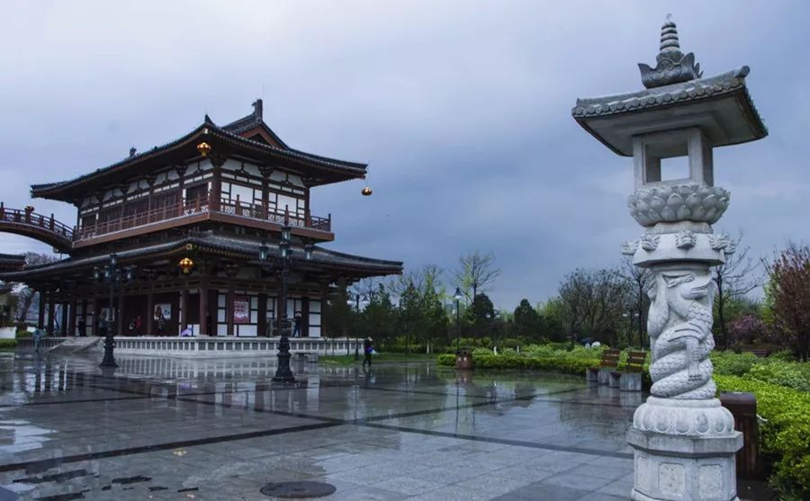 唐时为长安城延兴门内新昌坊,建于隋文帝杨坚开皇二年(582),原名"灵感