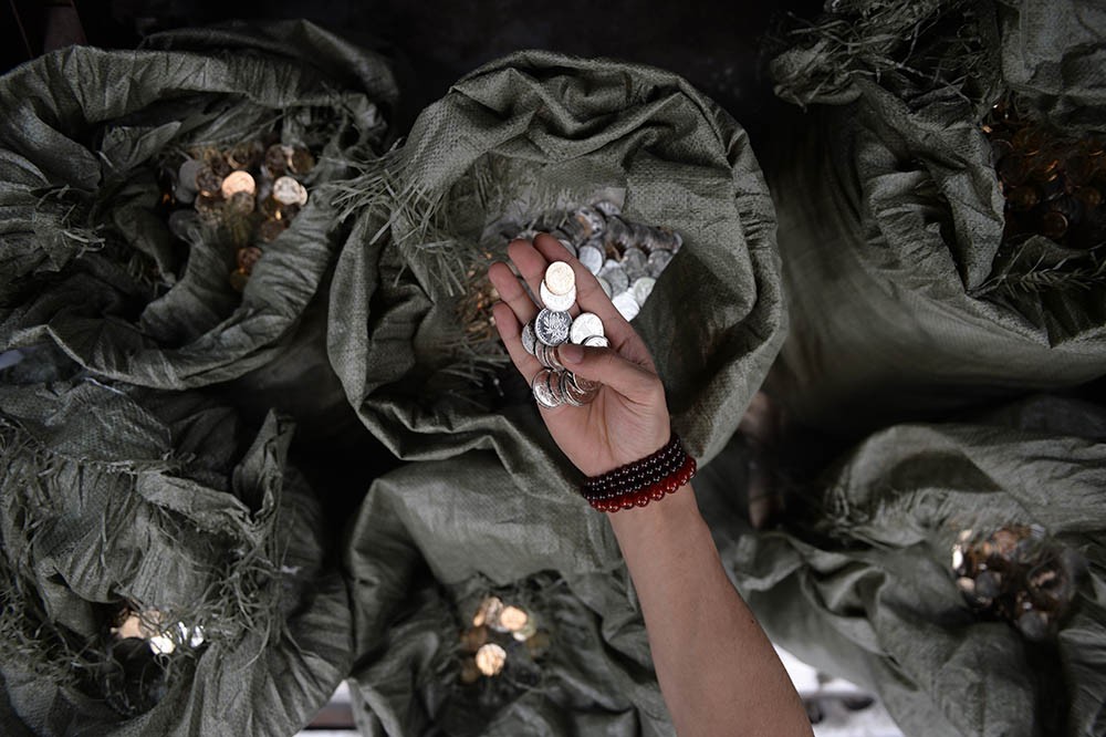 广州无人汽车贩卖机迎来"土豪",扛6麻袋硬币欲投币购车!