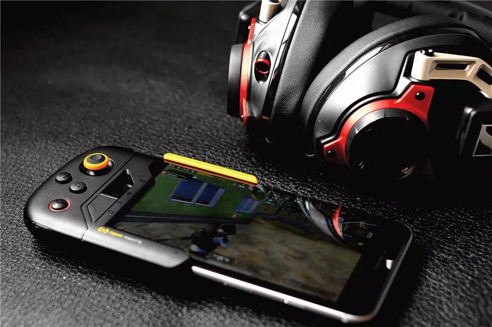 全球独创电容隔空映射吃鸡游戏必备神器飞智黄蜂手柄体验