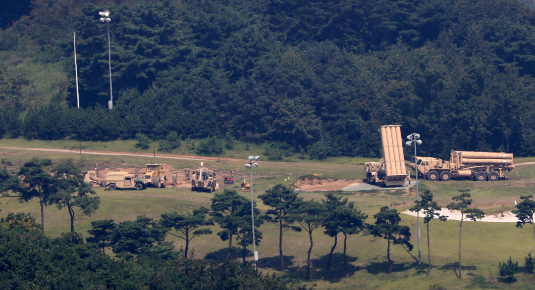 韩国国防部25日顺利地将设备和建材运进星州"萨德"基地