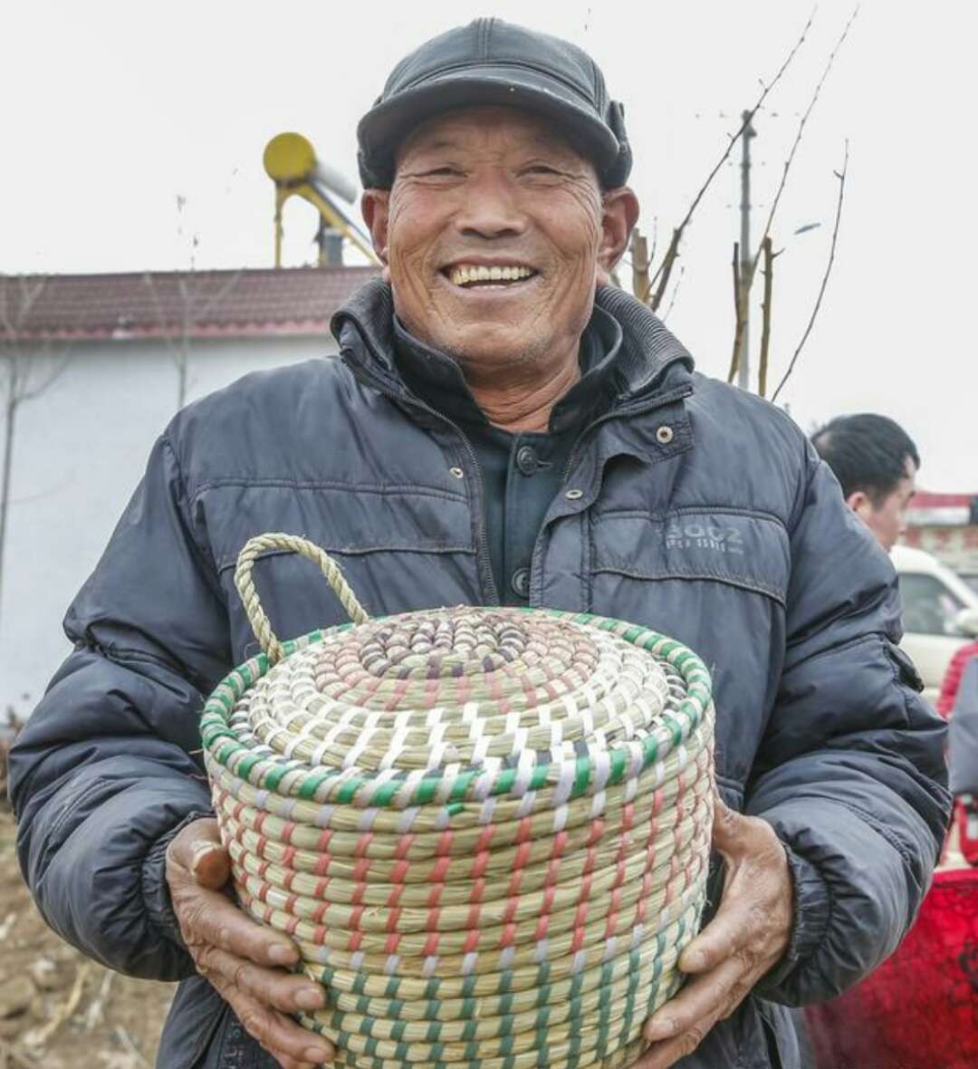 农村70岁老人纯手工编织的篮子,一个只卖35元