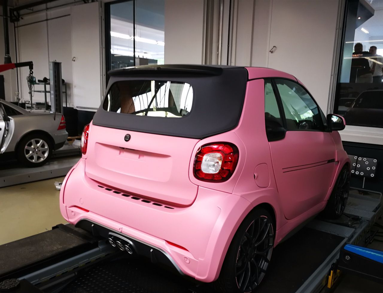 杭州有一台粉色smart,100多万,三根排气管很少见