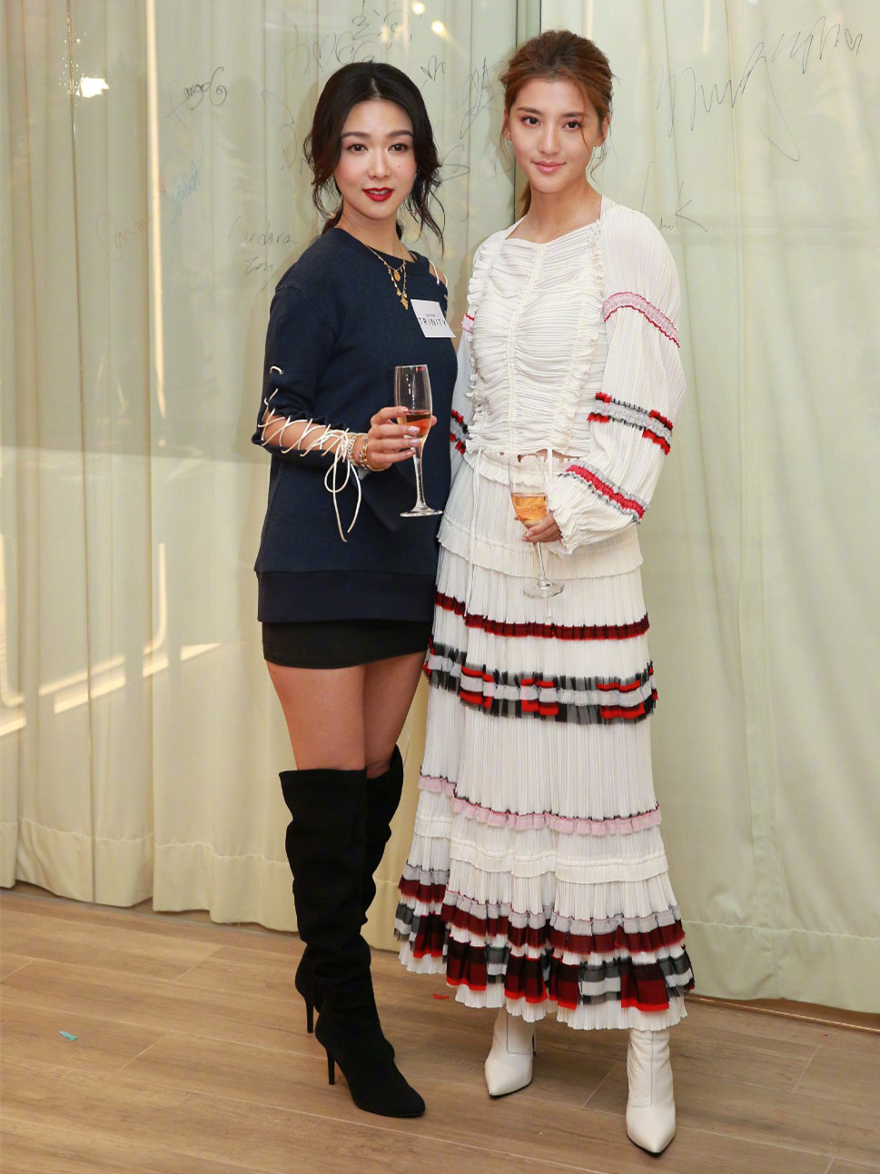37岁薛凯琪和28岁蒋梦婕同穿过膝靴秀长腿居然看不出差了9岁
