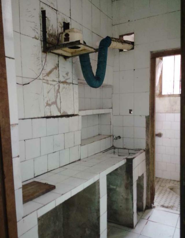 刚毕业在厦门租的破出租房,一房一厅600块,厨房厕所相当恐怖!