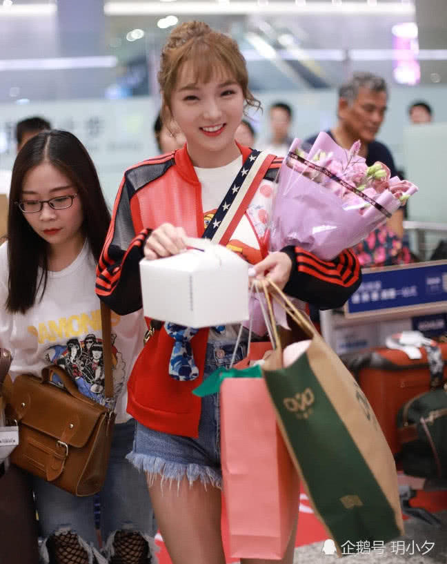 创造101女孩强东玥现身机场剪了空气刘海少女感十足