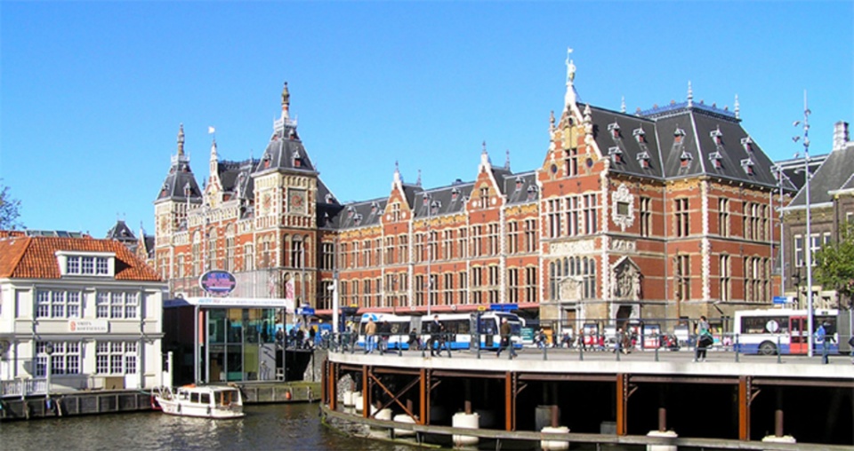 阿姆斯特丹是荷兰最大的城市,素有"北方威尼斯"的美称