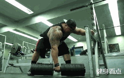 他的体重高达整300斤,力量如巨熊一般,杠铃卧推460斤可以重复3个,最大